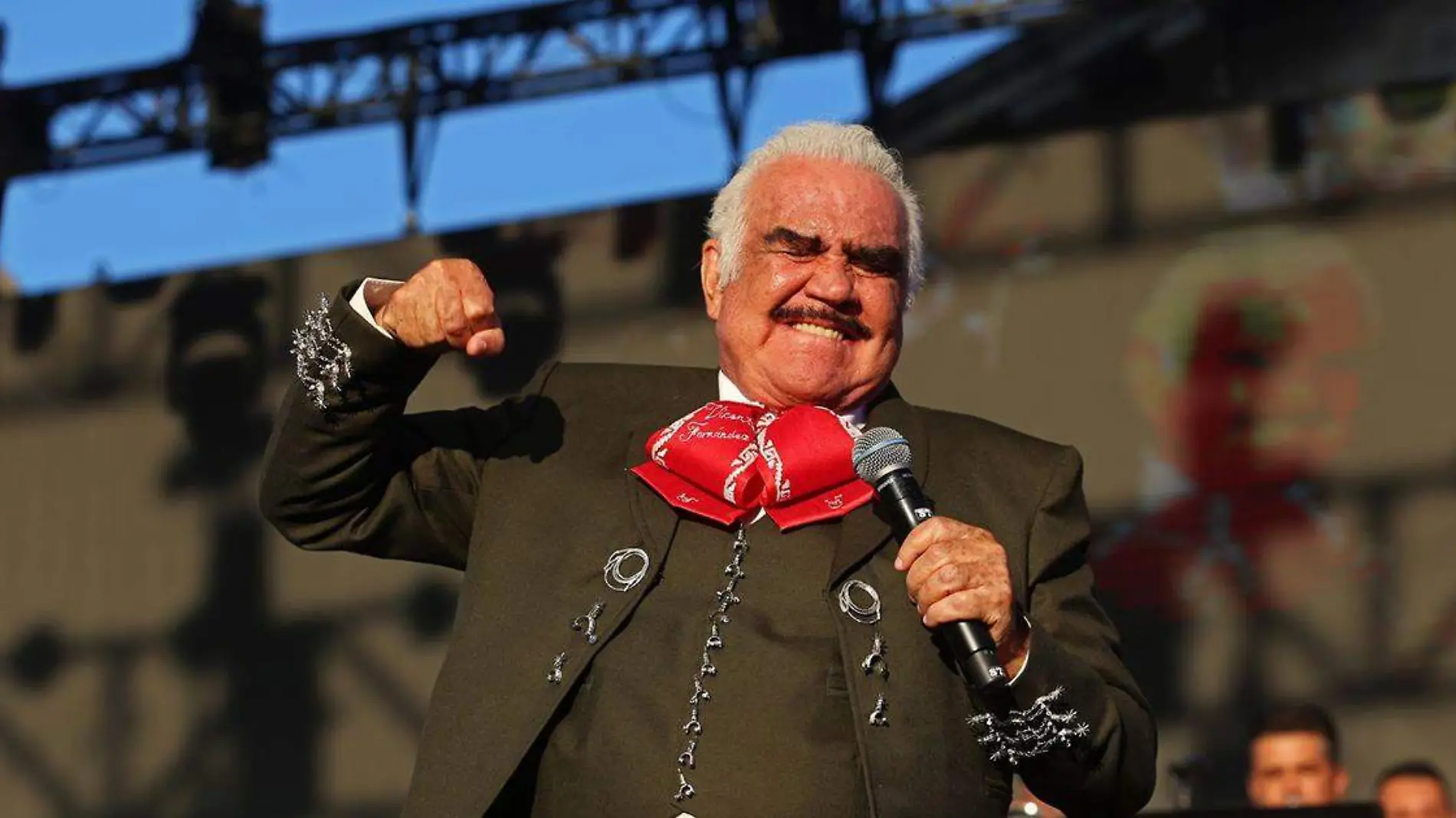 Es poco probable que una figura como el cantante Vicente Fernández alcanzara a conocerlo a Peso Pluma y su música